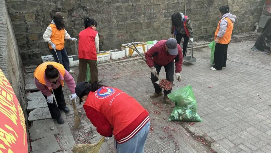 明山区新明街道关工委组织开展环境卫生整治活动