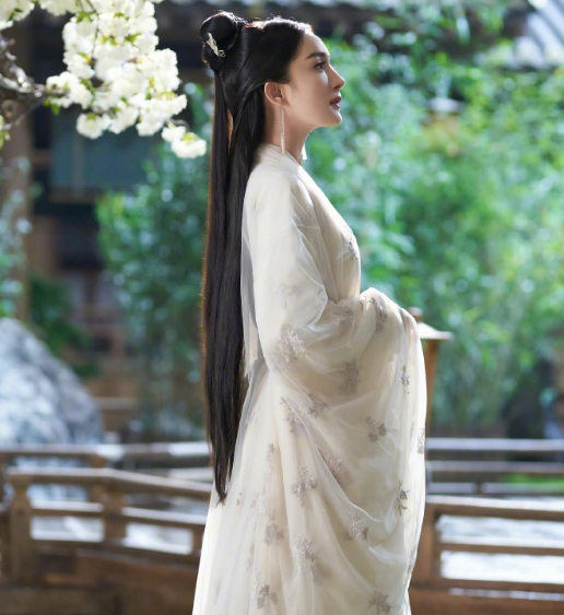 看斛珠夫人，被女神治愈，垂耳兔发型