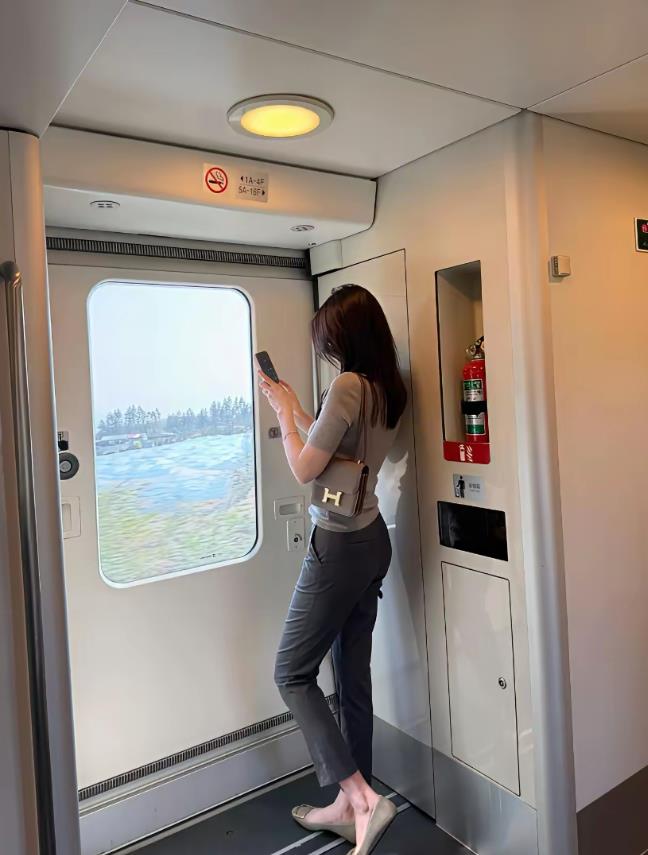 很奇怪！她衣着穿搭得简简单单的，为何看上去却这么的高端大气上档次呢？