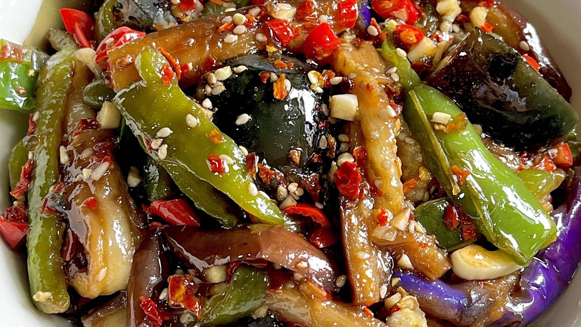 辣椒皮蛋茄子：夏日餐桌上的“下饭神器”