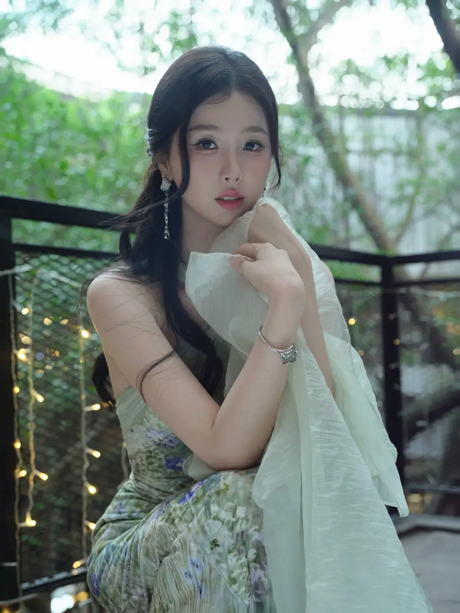 虞书欣一袭绿裙清新淡雅 新中式发型清冷感十足