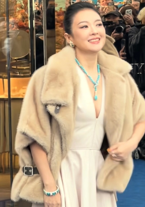 章子怡近日参加活动时怎么大变样了
刚刷到章子怡一个视频，她参加一个店铺的剪彩仪式