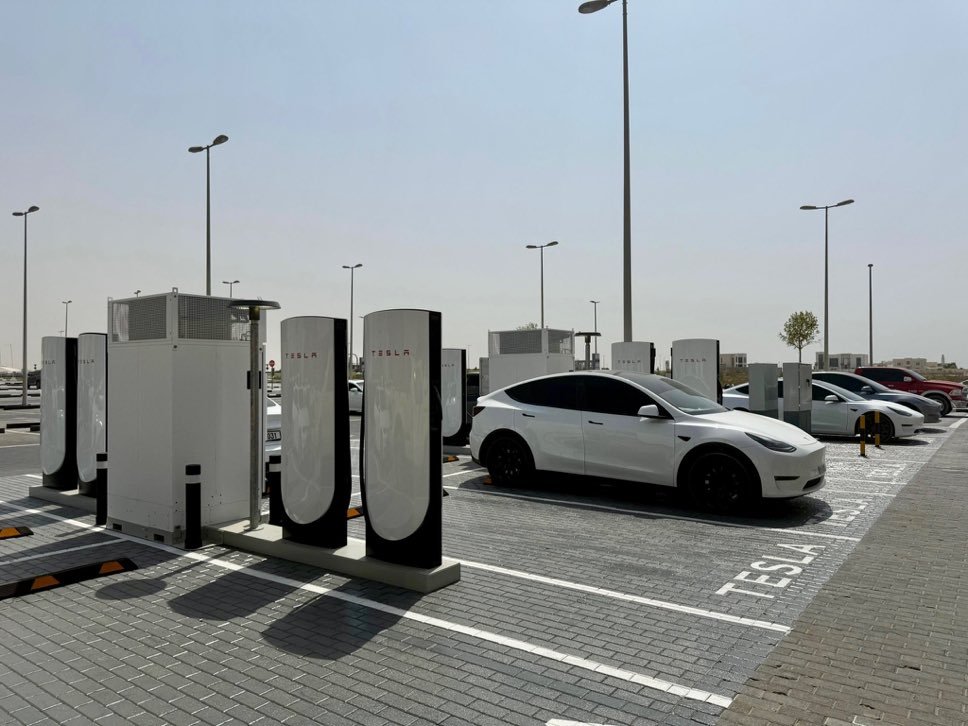 3月28日，特斯拉中国宣布：55座特斯拉超级充电站正式落地重庆高速。覆盖10条国