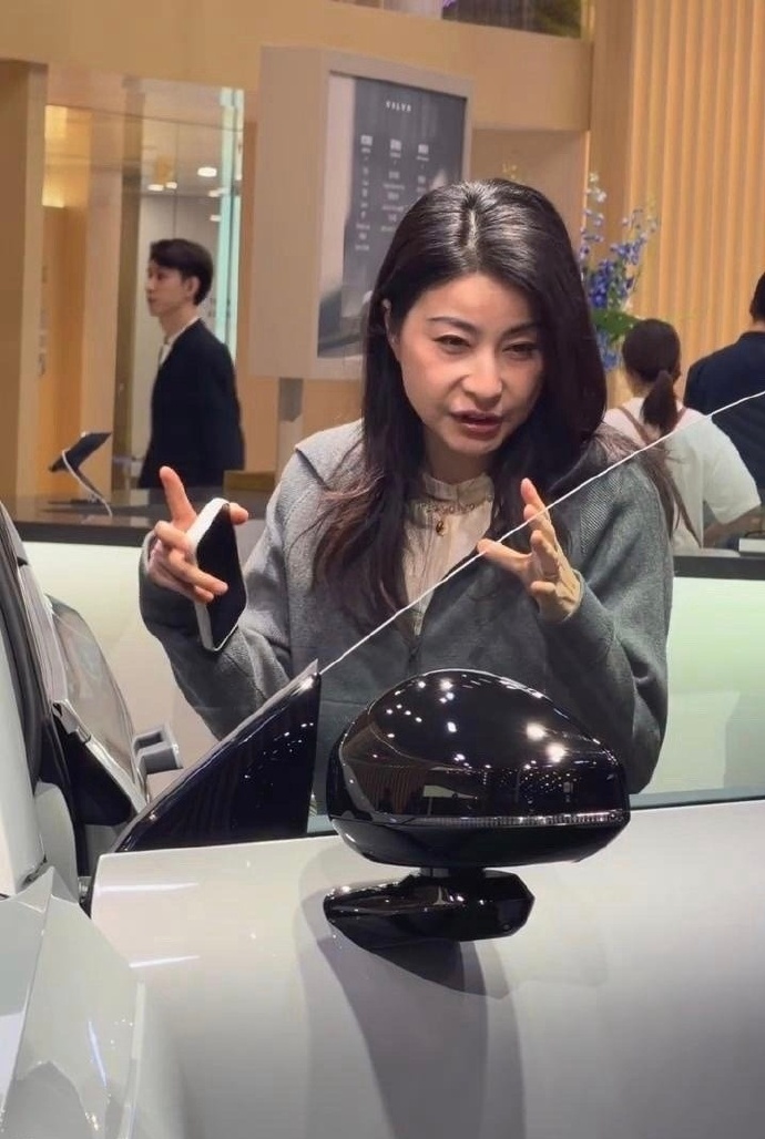 看车时偶遇44岁郭晶晶，头发也变白不少，真人低调很接地气 ​​​