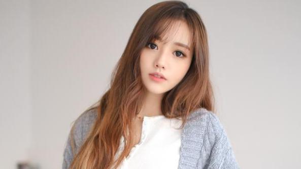 绮罗香绕梦魂间，贵妇风华映玉颜，步履轻盈柳飞舞，眉宇含情花娇妍