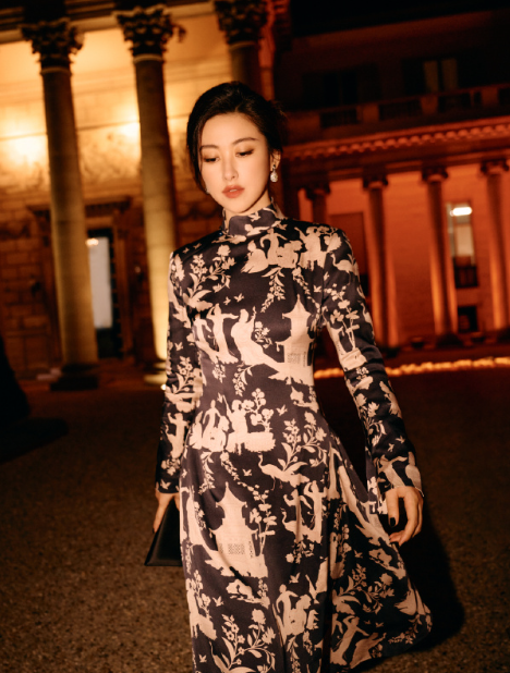 时装周特种兵也想家了，穿一身中式的衣服赴宴，来表达一下思念和问候