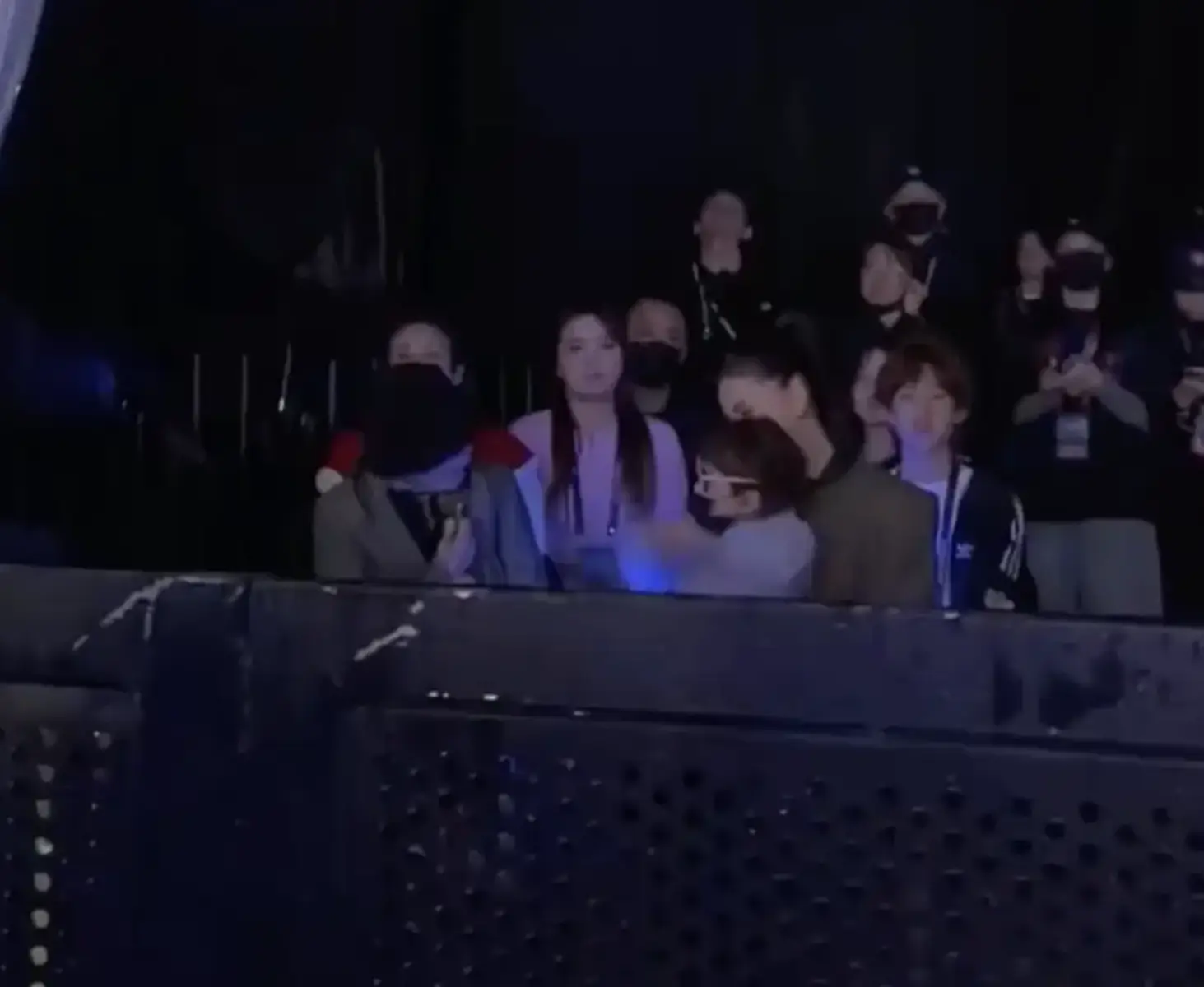 周杰伦女儿在台下看爸爸演唱 手舞足蹈软萌可爱