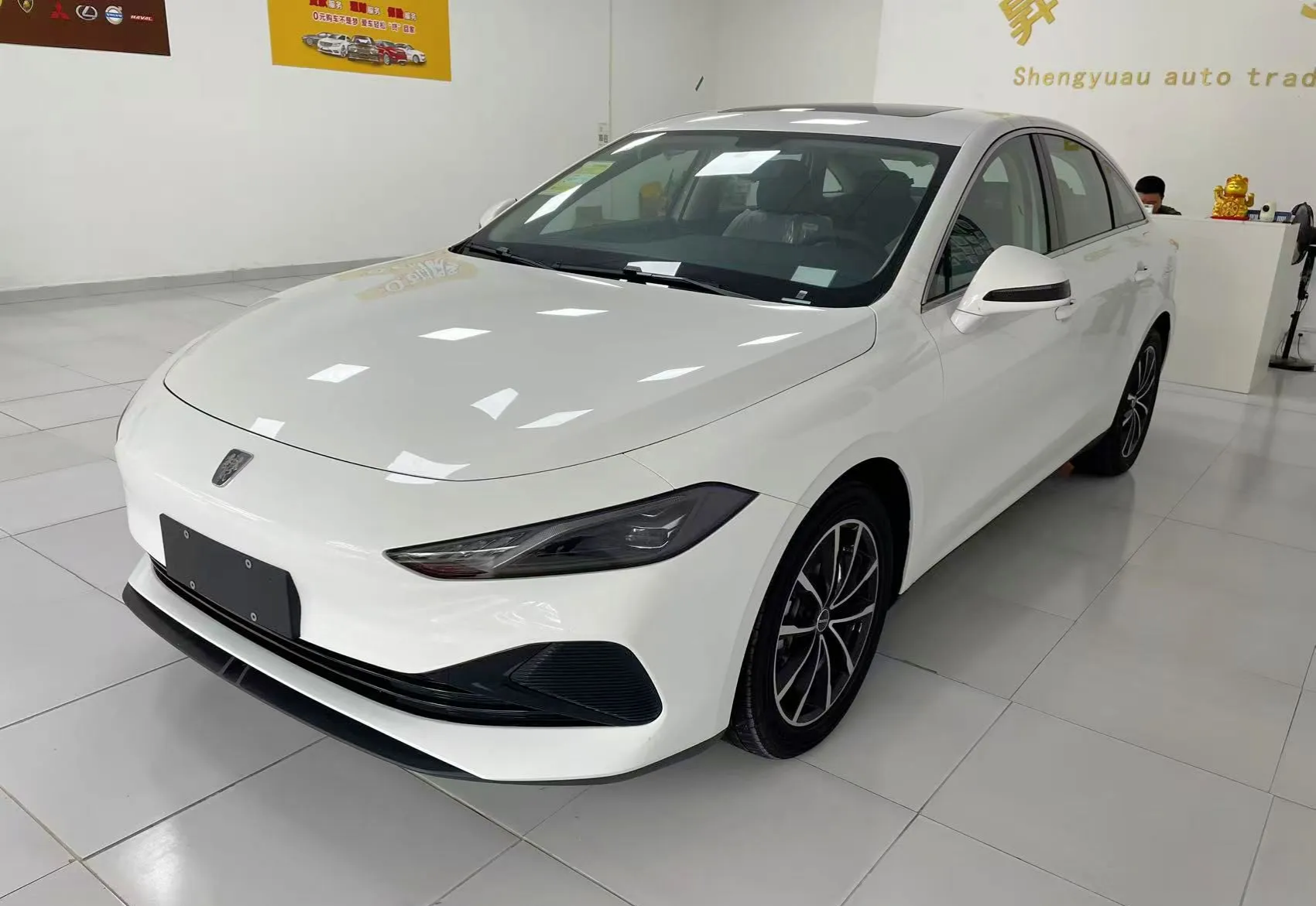 作为家用中型混动轿车，荣威D7的整体表现比较均衡。纯电续航125km，日常通勤基