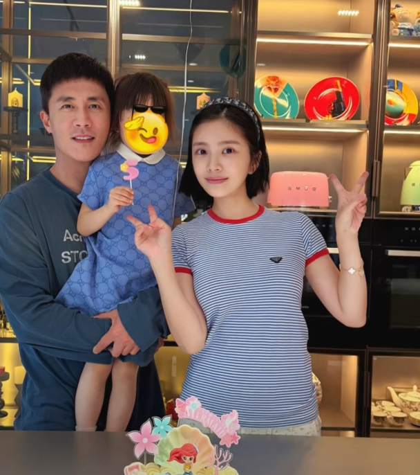 杜淳老婆王灿分享了一则视频视频为女儿小蛋饺庆祝5岁生日
视频中的杜淳穿着深蓝色长