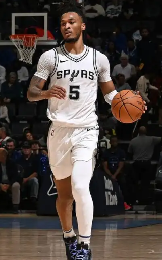 马刺球员卡斯尔最近这篮下终结有点太粗糙了，好多时候框都不沾，太多本该2+1的球打