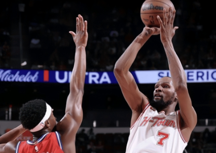 杜兰特29分带领火箭轻取76人。NBA常规赛，火箭主场迎战76人，这场比赛，杜兰