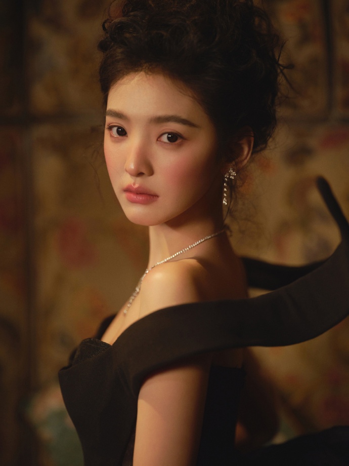 章若楠的这组妆造，感觉还是缺点东西！