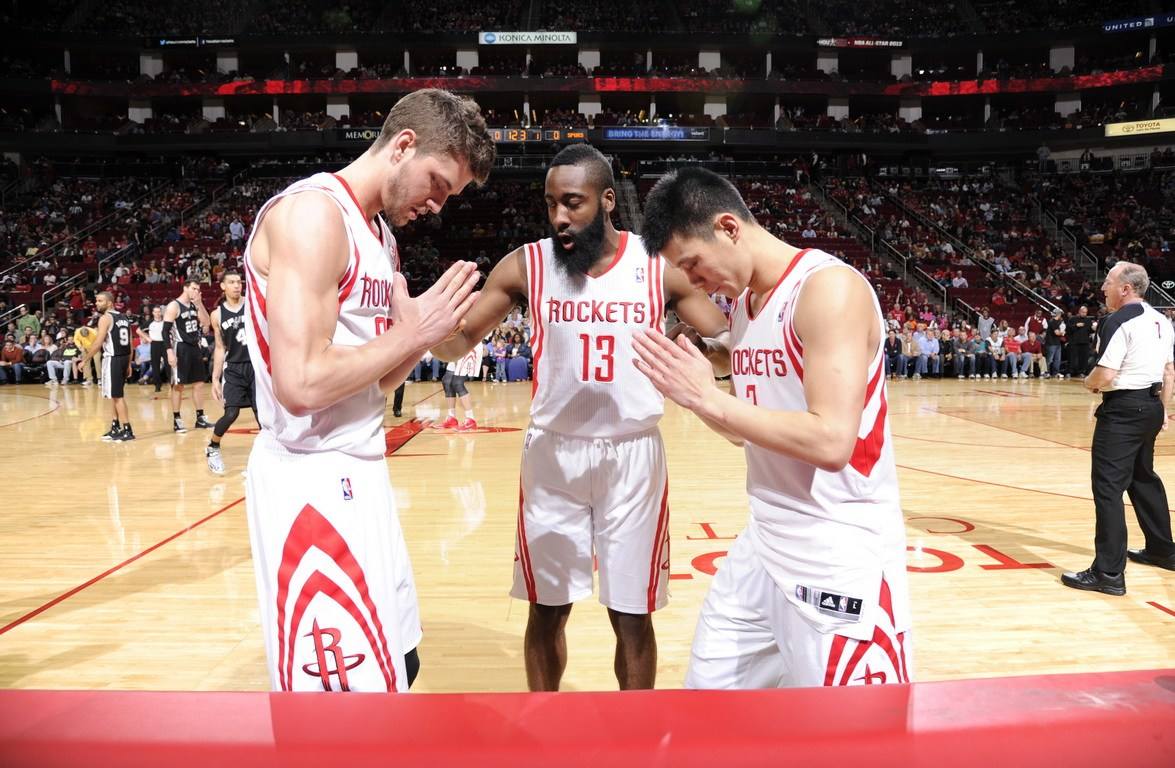 哈登被送到了骑士队之后，过得非常惬意，骑士队也成为了东部联盟当中最强的球队之一，