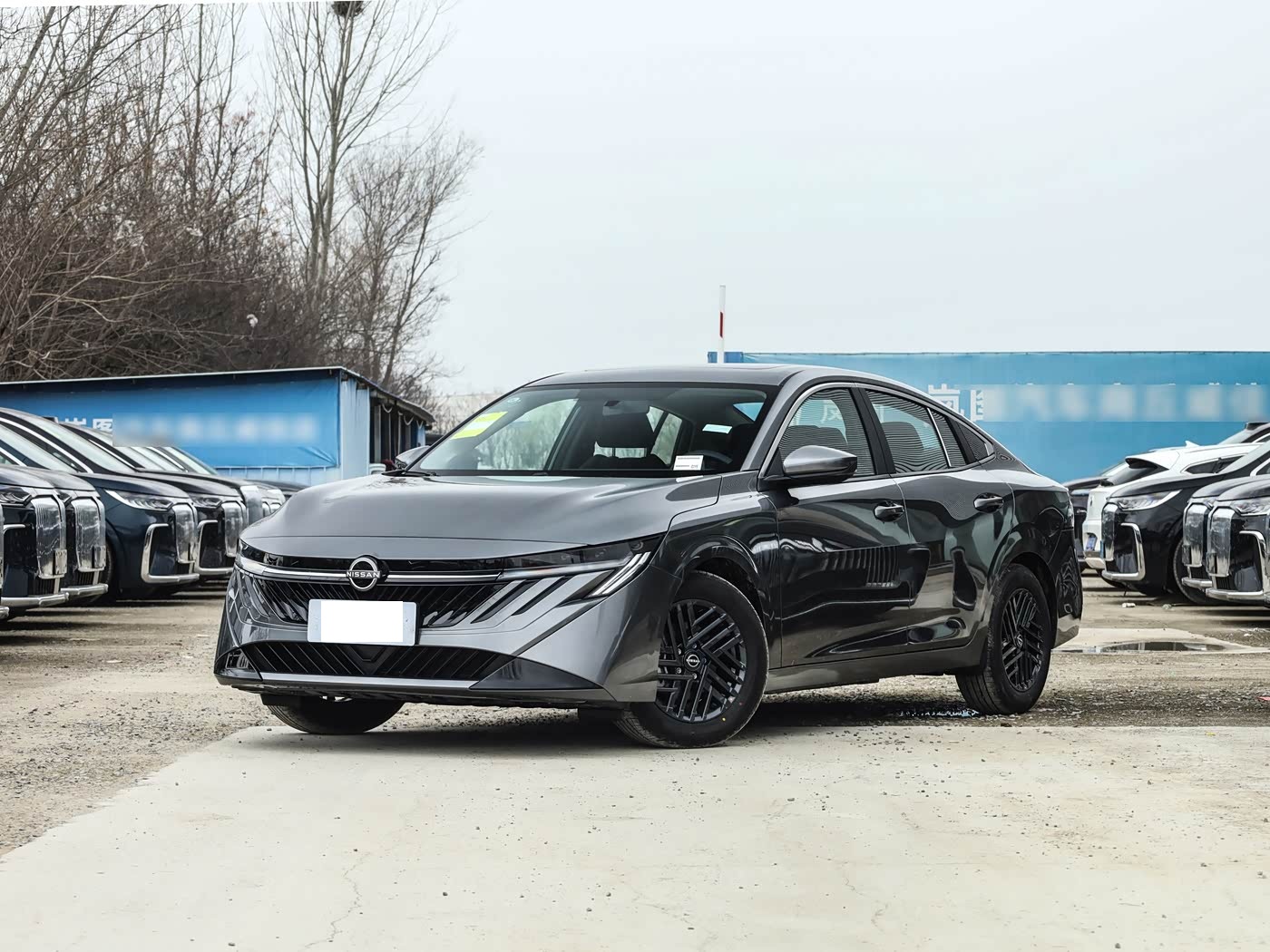 家用轿车标杆再升级！全新日产轩逸不足11万起，年轻外观动感十