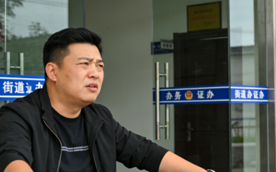 我一等功退伍，被街道办逼去看大门，本以为这辈子凉了，却在老槐树下挖出贪官致命罪证，反手将其送进大牢…