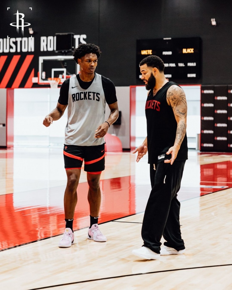 北京时间2月12日，火箭队今天不敌洛杉矶快船队。只能说火箭队前三节还保持领先，但