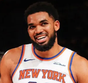 NBA总决赛，马刺对阵尼克斯的比赛正在进行中。
第三节比赛中，唐斯在文班头上摘板
