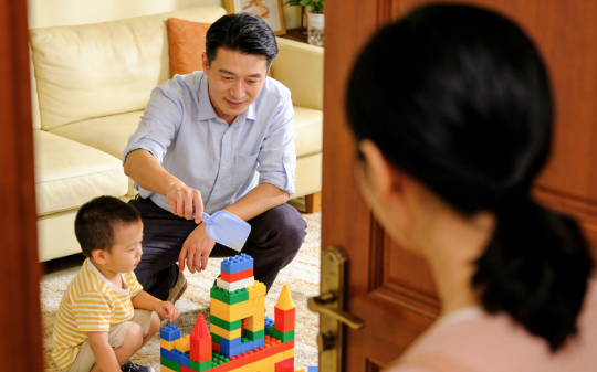 与丈夫吵得厉害，我一时冲动接了海外调令，4年后，打算回去办离婚手续，谁知刚进门，我当场傻了眼