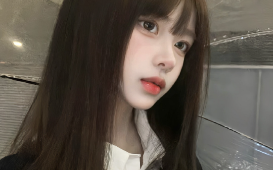 我在夜店找男模，老公发信息：“老子在你后面卡座，过来碰两杯？”