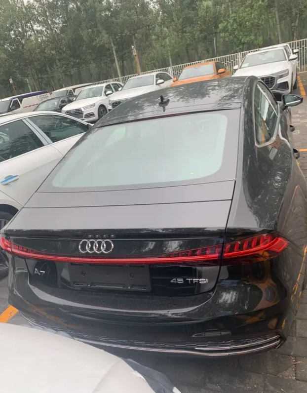 全新奥迪a6l上市 3月25日晚，全新奥迪A6L闪亮登场，一共推出4款车型，售价