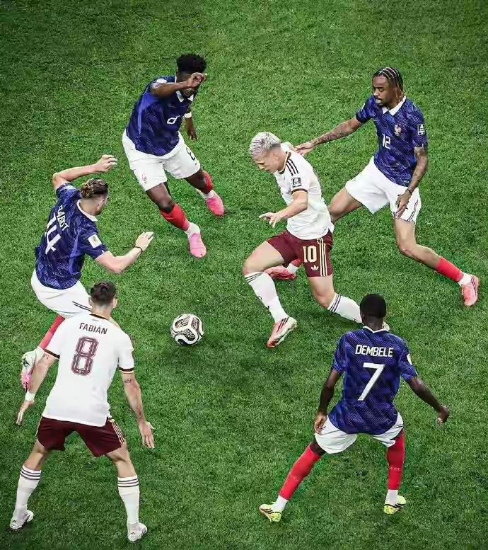 疯狂2-0！法国轰然出局，西班牙传控玩死对手。

西班牙在2026年美加墨世