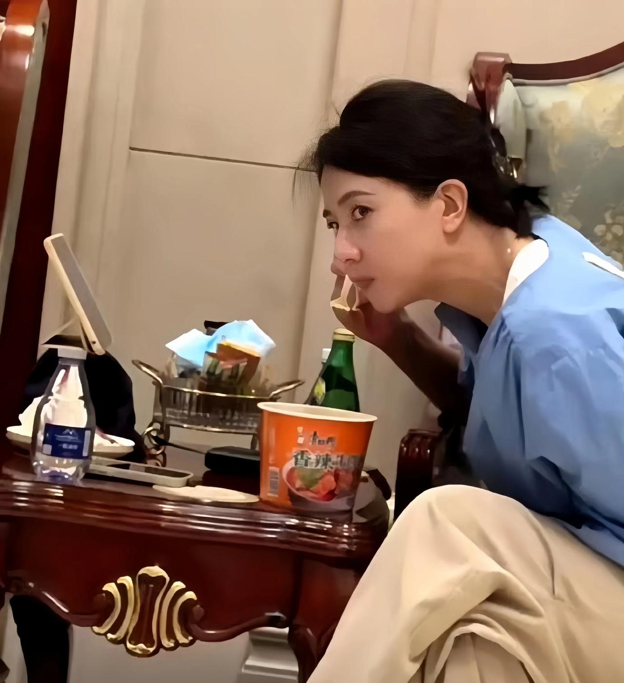 高圆圆在等飞机时，吃泡面的情景。 估计当时很饿的缘故，她完全不顾形象的吃起了泡面