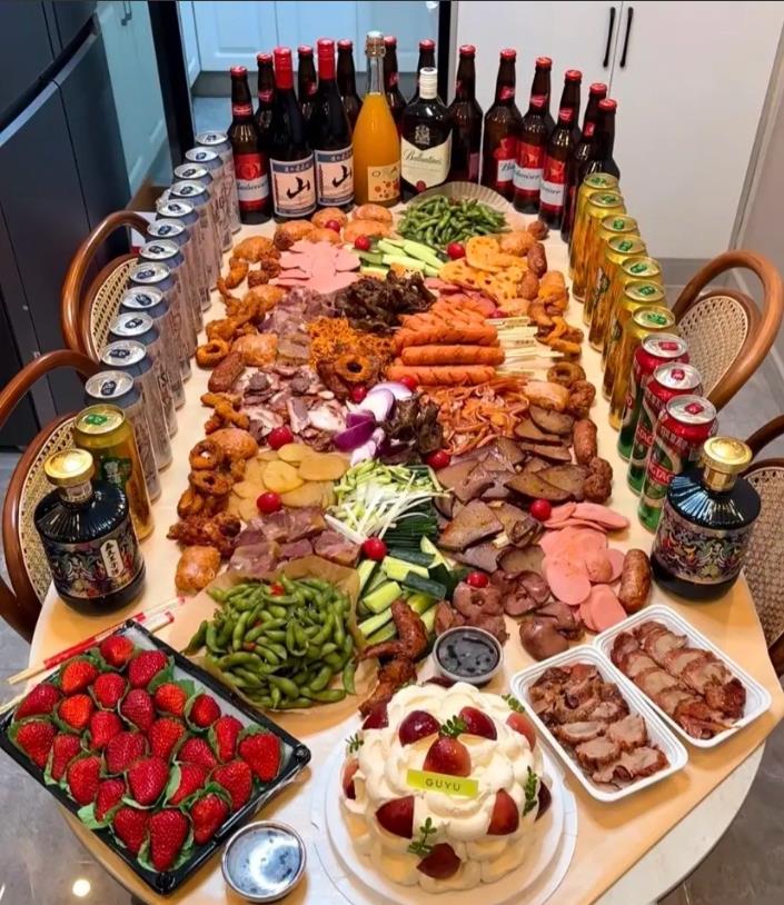 讲真话！如果这两家人同时邀请你做客，二选一，你想去谁家吃饭？