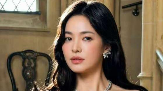 长发乔妹温柔回归，橘粉蕾丝长裙惊艳法国