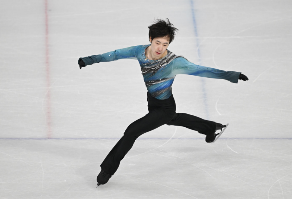 28岁金博洋，笑着告别。

短节目86.55分，零失误晋级。他选了一首完美交响曲