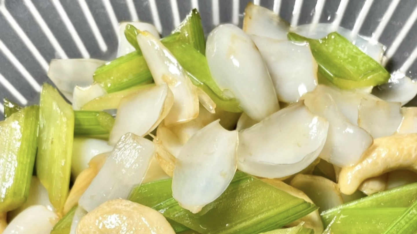 西芹百合炒腰果：清爽不腻的春日快手菜