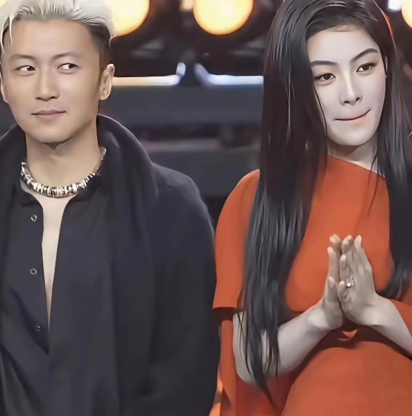 谢霆锋想看不敢看的样子
还有点小可爱，就是不知道王菲会不会生气
穿红裙的陈丽君太