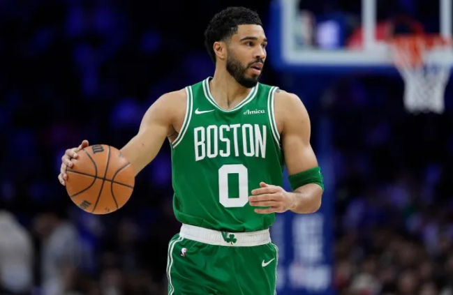 前NBA球员布兰登-詹宁斯在节目中表示杰森-塔图姆本赛季仓促复出的决定并不明智：