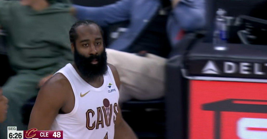 骑士球星莫布里真是太会夸哈登了！在今天骑士客场以122：113战胜爵士的赛后采访