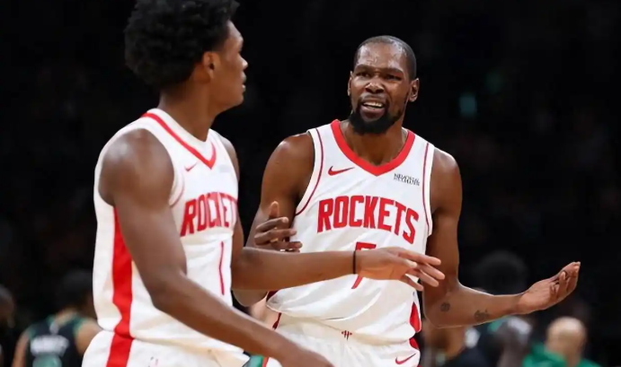 谁来火箭三分都会下降。
大空位也会犹豫一秒，出手坚决的很少，这和体系有很大关系，