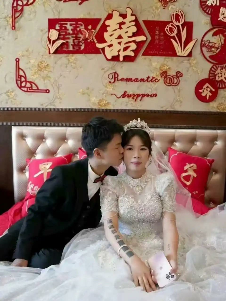 只能说新娘是个有故事的人，这纹身真特别啊。 