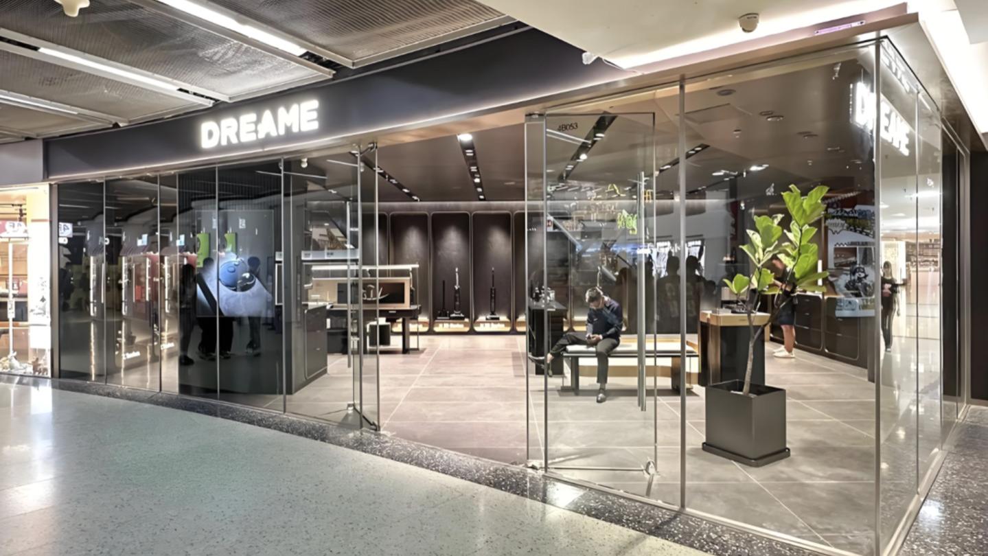 接管年货的年轻人，把追觅扫地机搬回了家