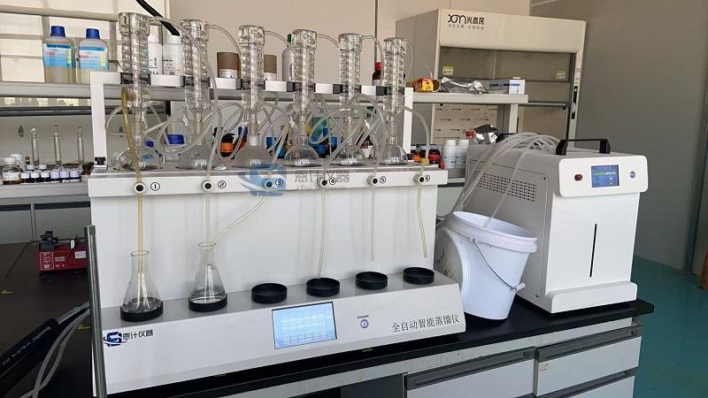 智能水蒸气蒸馏仪，采用称重传感器控制蒸馏终点，远红外陶瓷加热，冷凝水自动排空功能，防止长期不使用滋生