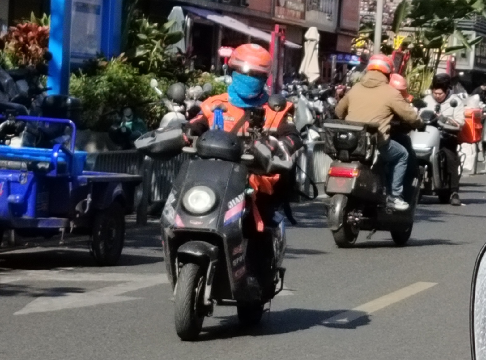 自从当了骑手送了外卖我才发现，
送外卖的基本上个个有负债
人家负债几百万的，几十