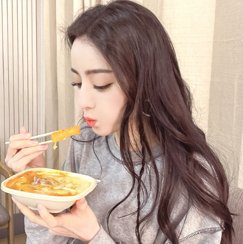 窗外星子昏黄，我看见了你眼里酿酒的月亮