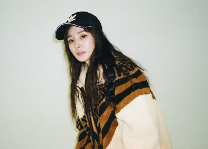 羊羔绒外套搭配牛仔裤和高跟靴