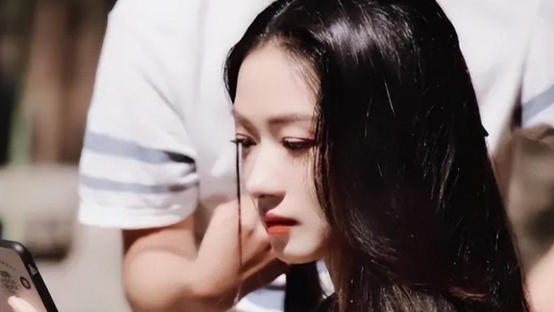 她因美貌频频被骚扰，拒绝潜规则后被雪藏，终因演技熬出了头