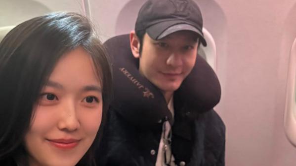 黄晓明经济舱偶遇刷屏， 路人镜头颜值抗打， 低调细节藏人品