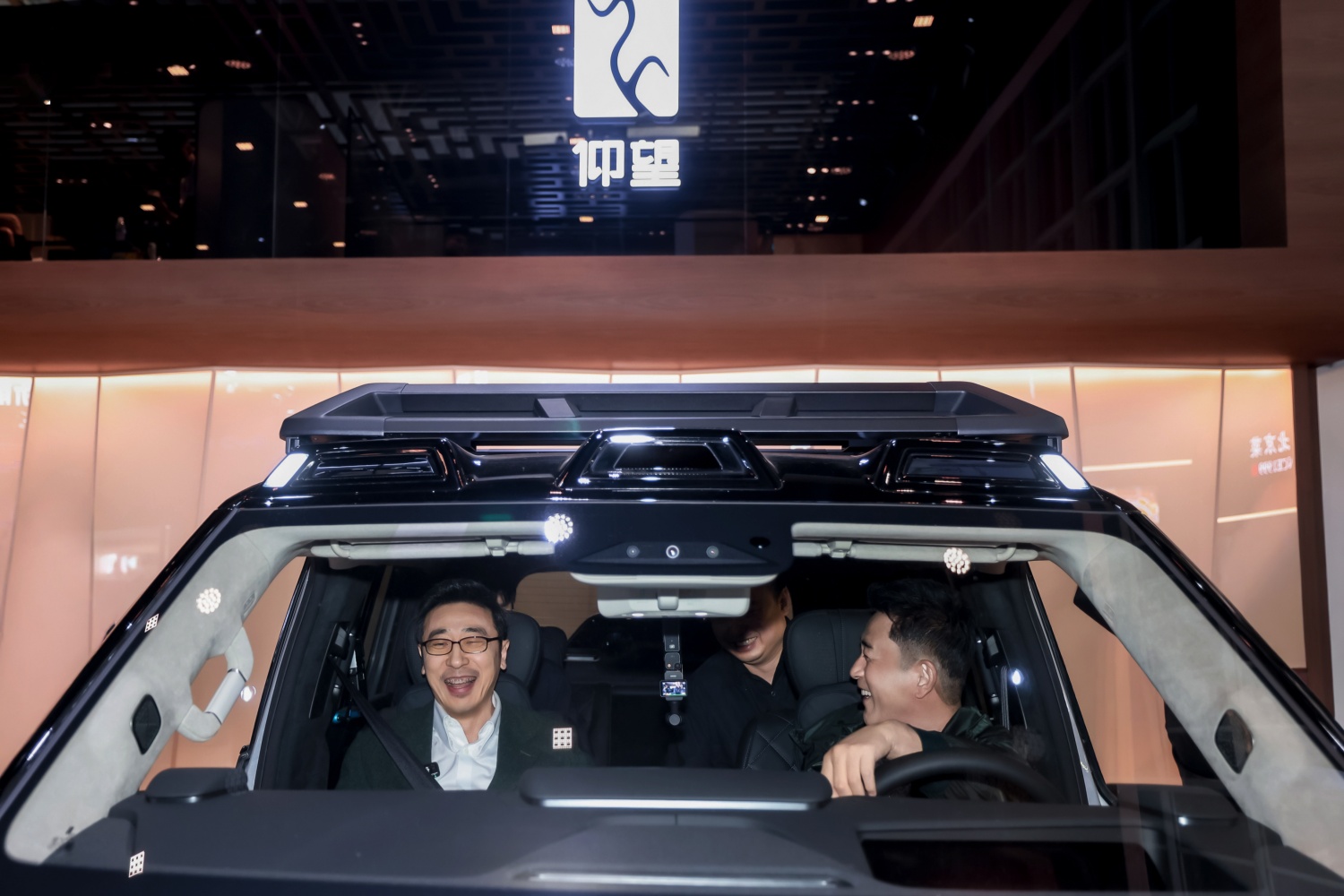 今天逛北京车展仰望展台，直接被现场的阵仗惊到了，里三层外三层全是举着手机的人，挤