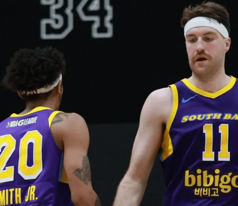 根据美国记者Shams报道：湖人将与双向后卫尼克-史密斯签订两年新合同。

雷迪