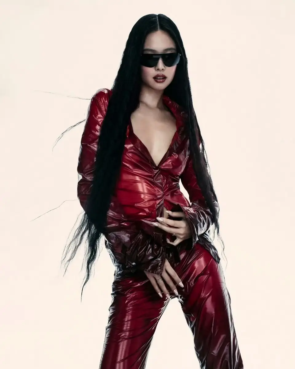 Jennie皮衣粉纱造型演绎雷朋大片 黑长卷发又飒又辣