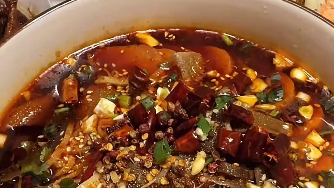 红汤翻滚藏百味，正宗毛血旺的巴蜀风情