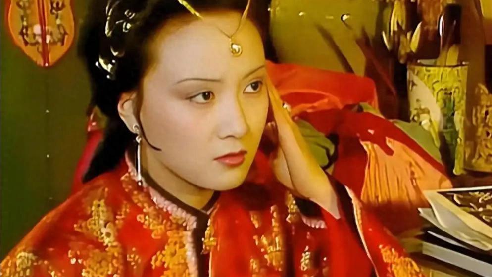 王熙凤不是琏二奶奶吗？怎么和鸳鸯平起平坐了？是谁弄错了规矩？
