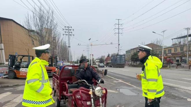 护航春运路 平安伴你行  ——示范交警坚守廊道保畅通，深入集市话安全