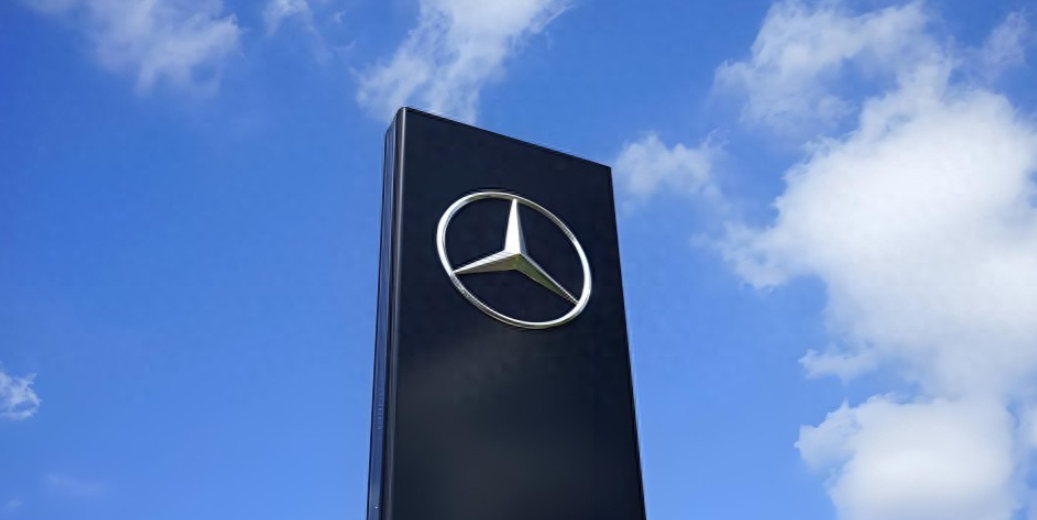 V12还在烧油，智能座舱却自己懂你，这车到底算老派还是真聪明。