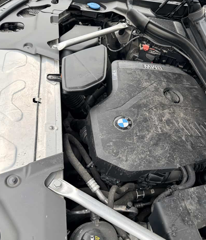 今早打开引擎盖吓我一跳
早上到单位，车机提示玻璃水没了，打算加玻璃水的， 一打开